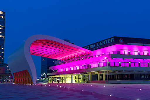 BILD zu OTS - Das Austria Center Vienna leuchtet in Pink anlsslich des Welt-Mdchentages, am 11. Oktober.